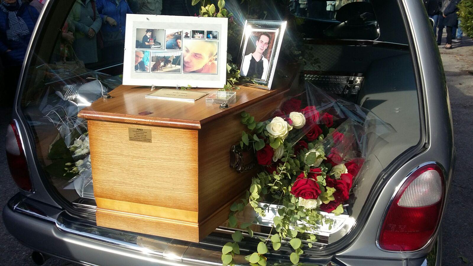 Ucciso in Francia, in 600 per l'addio a Fabio Bassoli