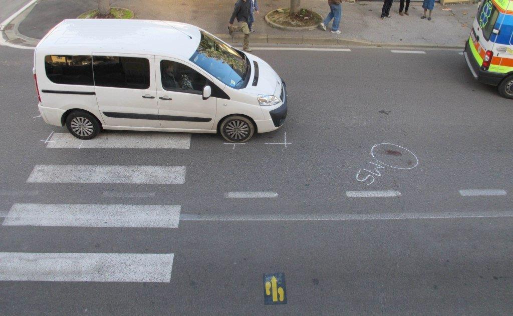 La scena dell'investimento in via Labriola a Montemurlo