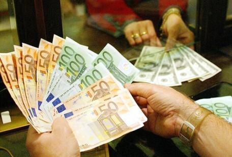 Denaro contante allo sportello di una banca 