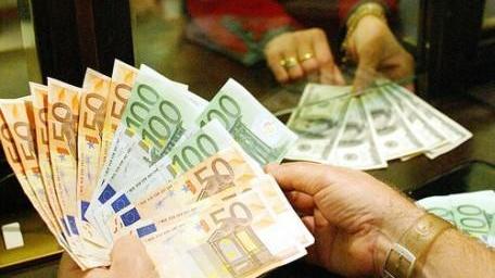 Denaro contante allo sportello di una banca