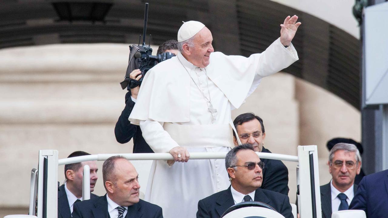 Il Papa a Roma sulla papamobile