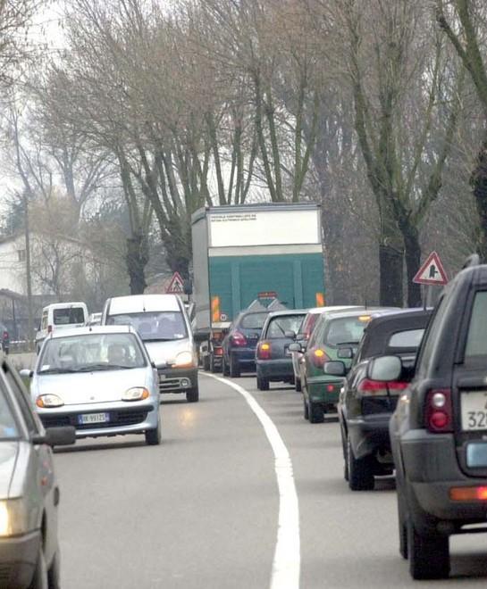 Modenesi in auto: Stiamo al volante ogni giorno per un’ora e 17 minuti 