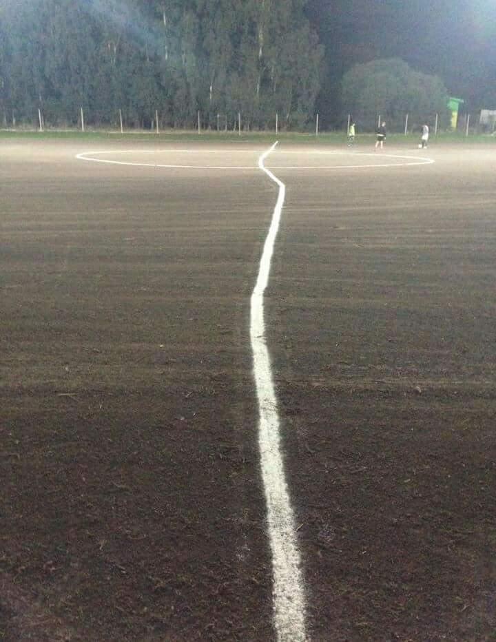 La linea, non esattamente retta, tracciata sul campo di calcio di Milis