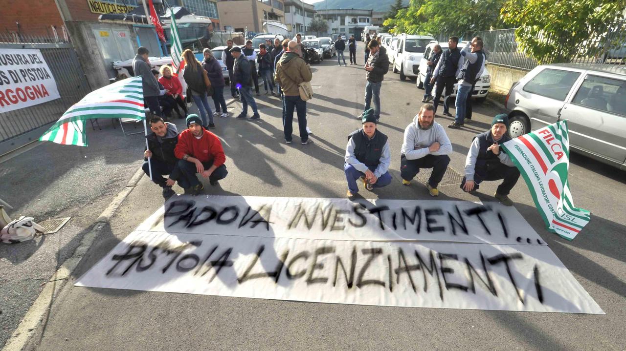 Striscioni dei lavoratori davanti alla Gibus (foto Gori)