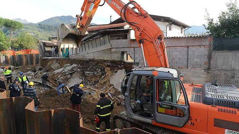 Crolla un muro, operai sotto le macerie