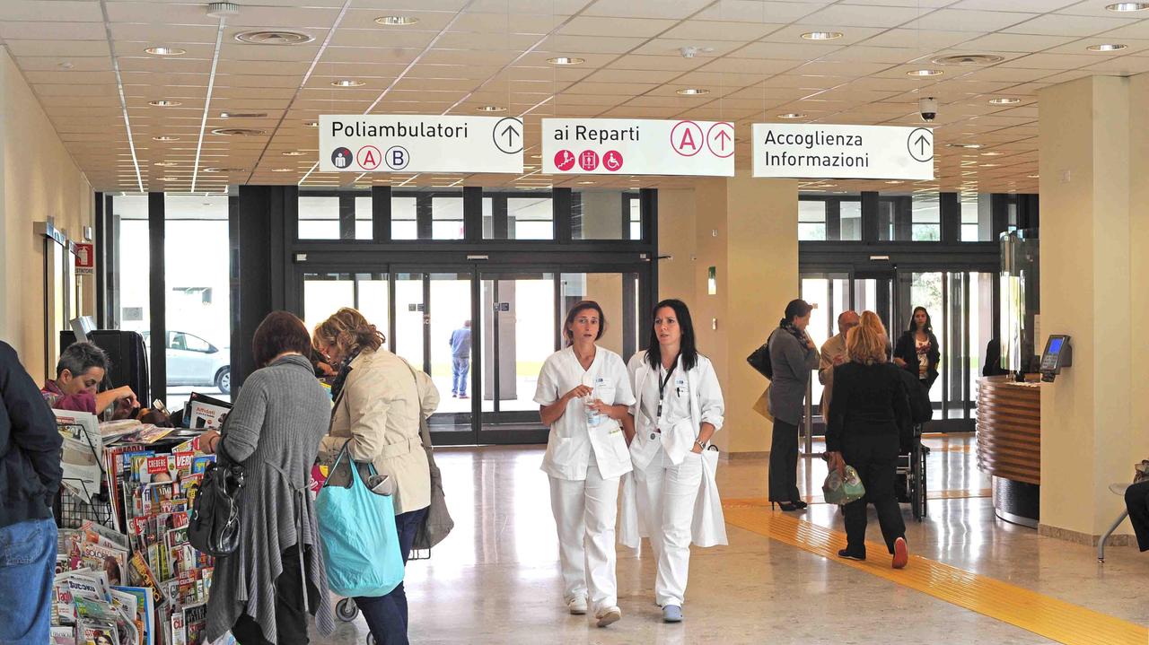 L'interno dell'ospedale San Jacopo (foto Lorenzo Gori)