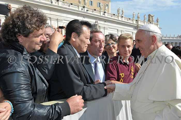 Una delle foto originali dell'incontro in piazza San Pietro tra Fukushima e Papa Francesco