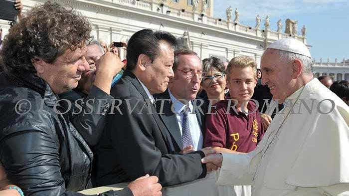 Una delle foto originali dell'incontro in piazza San Pietro tra Fukushima e Papa Francesco