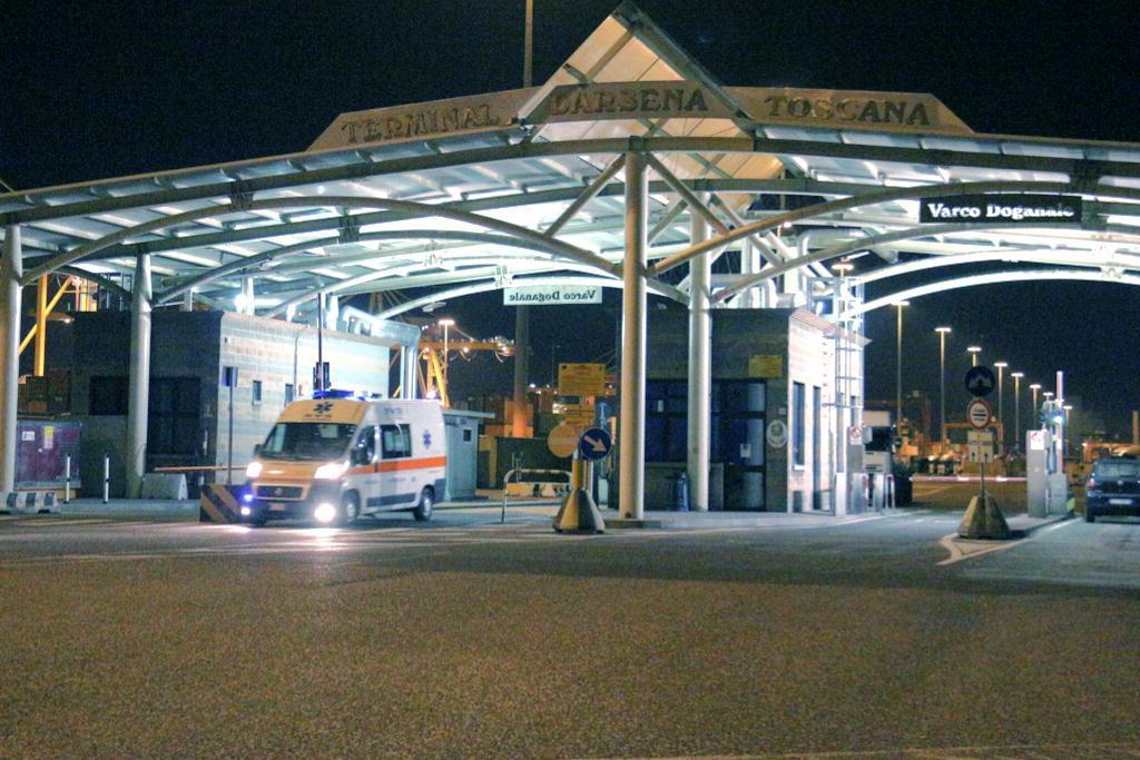 L'ambulanza della Svs in Darsena Toscana (Marzi Pentafoto)