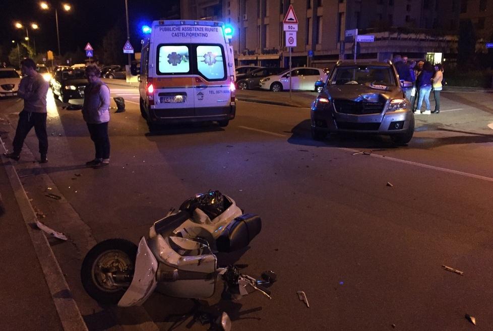 Con la Vespa contro un’auto: grave uno scooterista