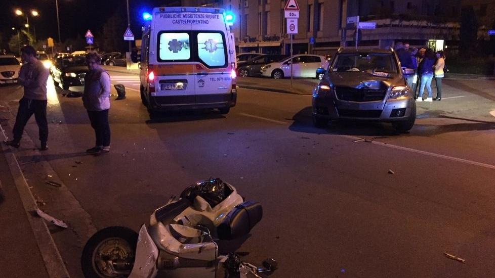 Con la Vespa contro un’auto: grave uno scooterista