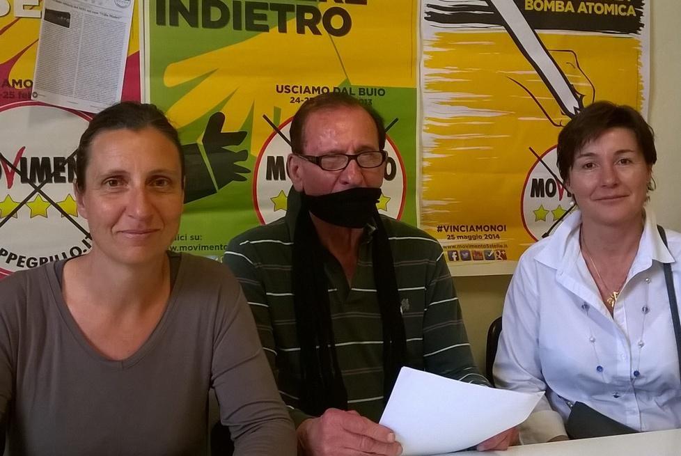 Famiglia dorme in auto, «La ospitiamo in Comune» 
