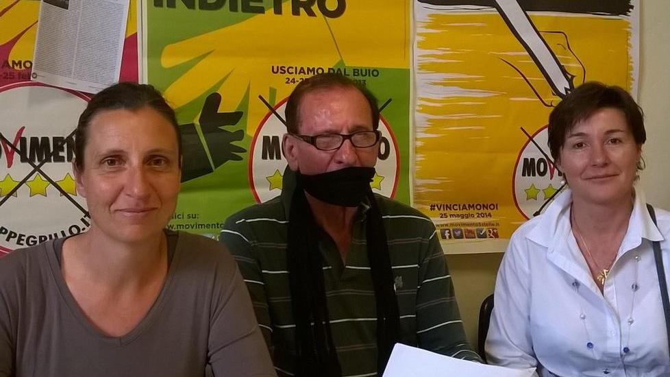 Famiglia dorme in auto, «La ospitiamo in Comune»