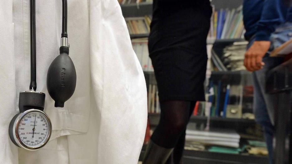 Sesso estremo con bisturi giudizio sprint per medico
