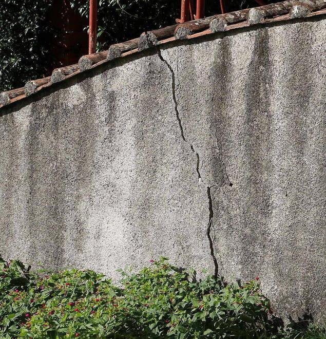 «Aiuto la mia casa sta crollando» 