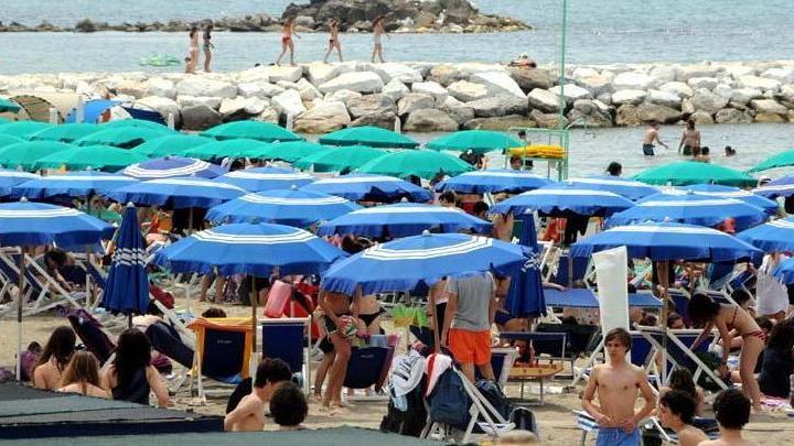 Raddoppiano i canoni Balneari in rivolta: «Ci fanno chiudere»