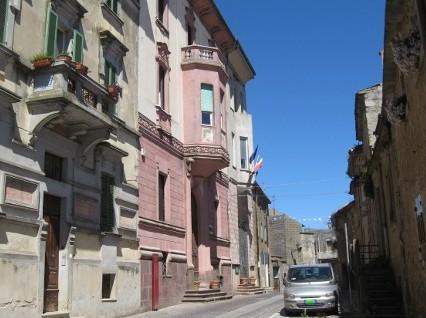 Posteggio selvaggio al Corso, traffico in tilt 