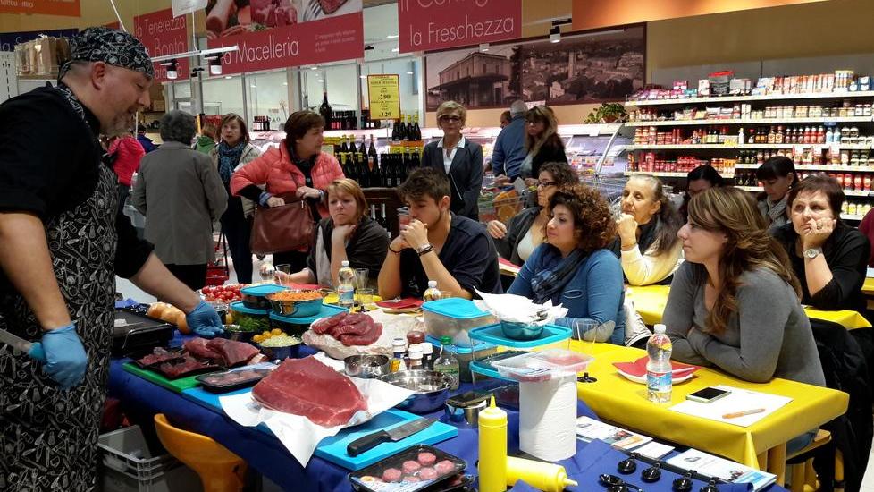 Al supermercato chef Buzzi insegna a cucinare il pesce