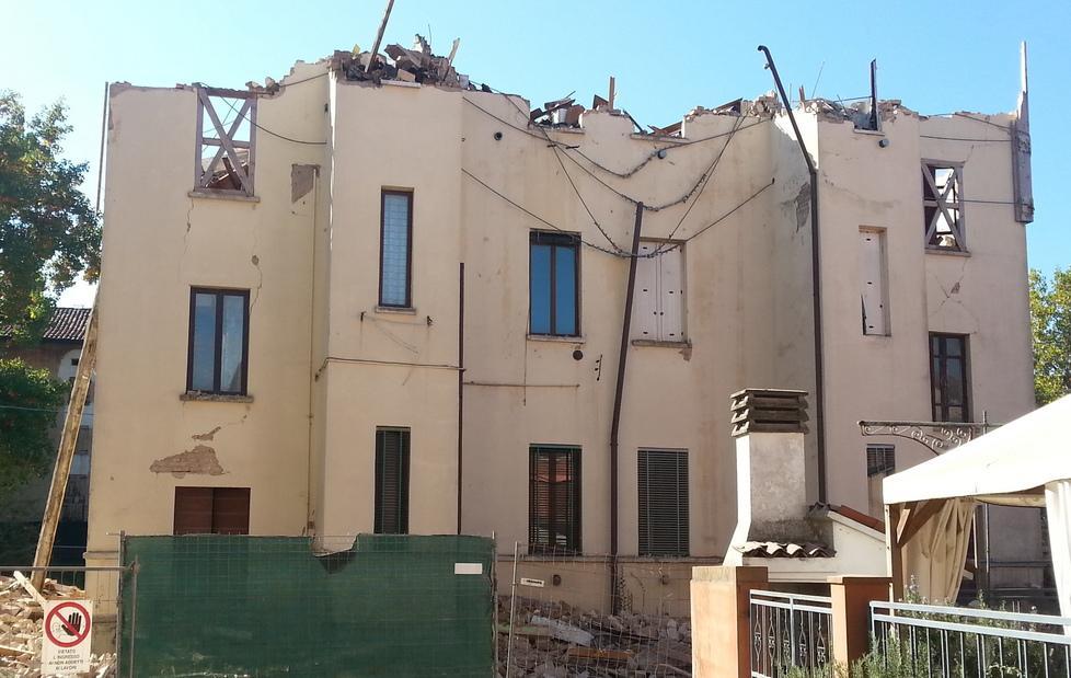 Sisma, demolite le due palazzine Liberty 