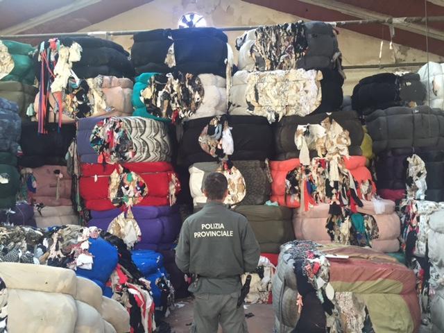 Sequestrato un capannone, era un deposito illegale di rifiuti tessili