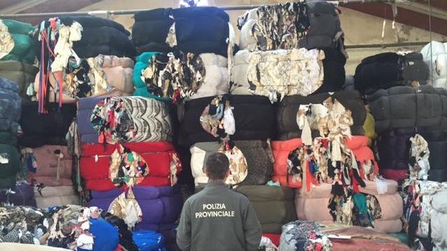 Sequestrato un capannone, era un deposito illegale di rifiuti tessili