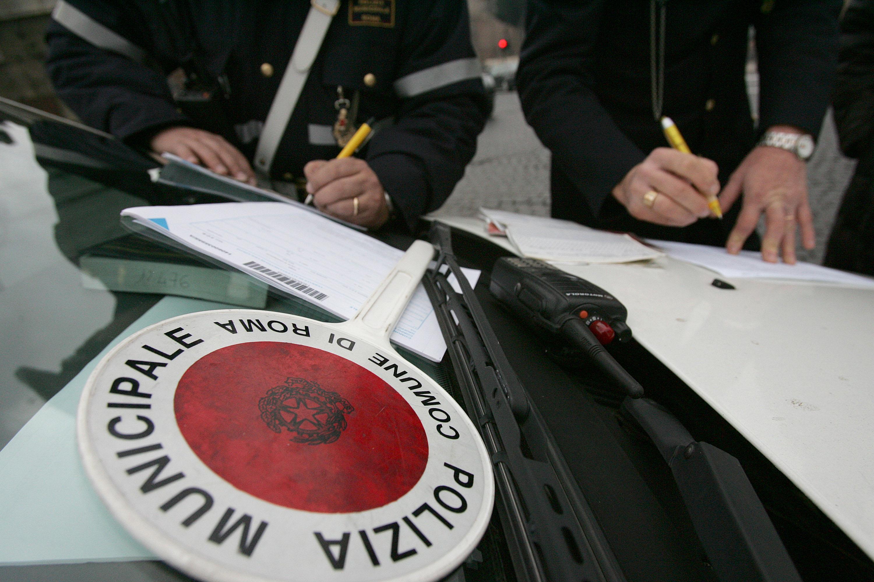 Lotta all'abusivismo: multati venditori e parcheggiatori