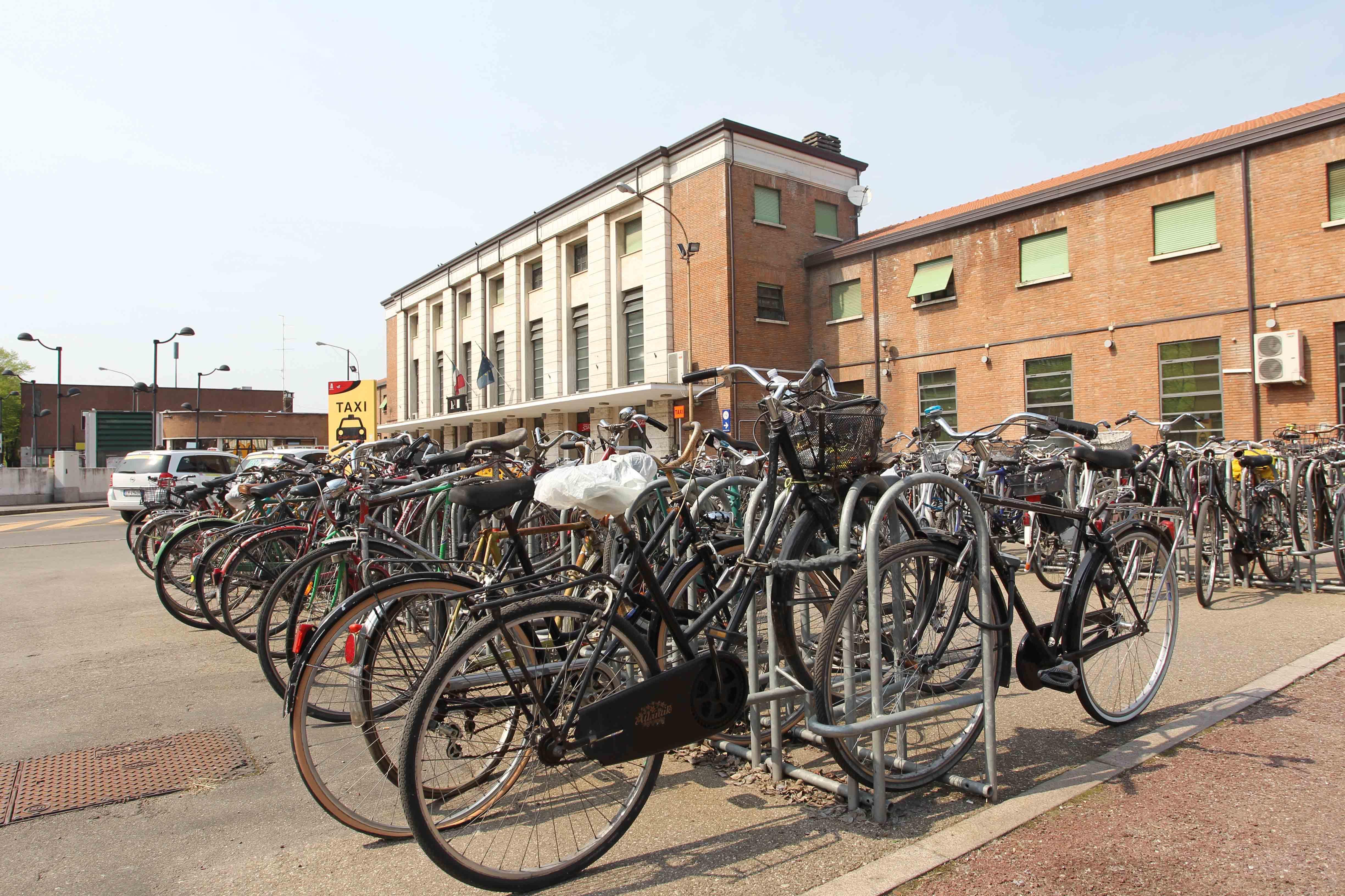 Reggio Emilia, sorpreso in stazione con i tronchesi: arrestato ladro di biciclette