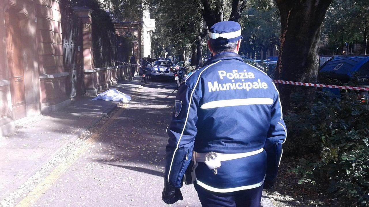 Viale Caduti In Guerra Modena Modena, colto da malore si accascia e muore lungo viale Caduti in