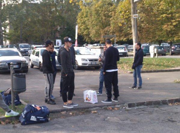 I giocatori del Carpi attendono sconsolati indicazioni davanti allo stadio Braglia