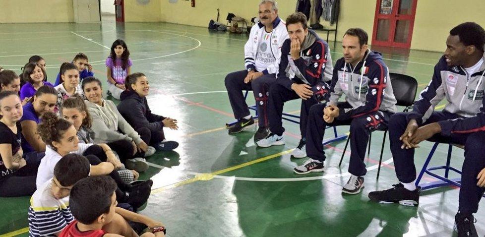 I Giganti della Dinamo a scuola contro l’emarginazione 