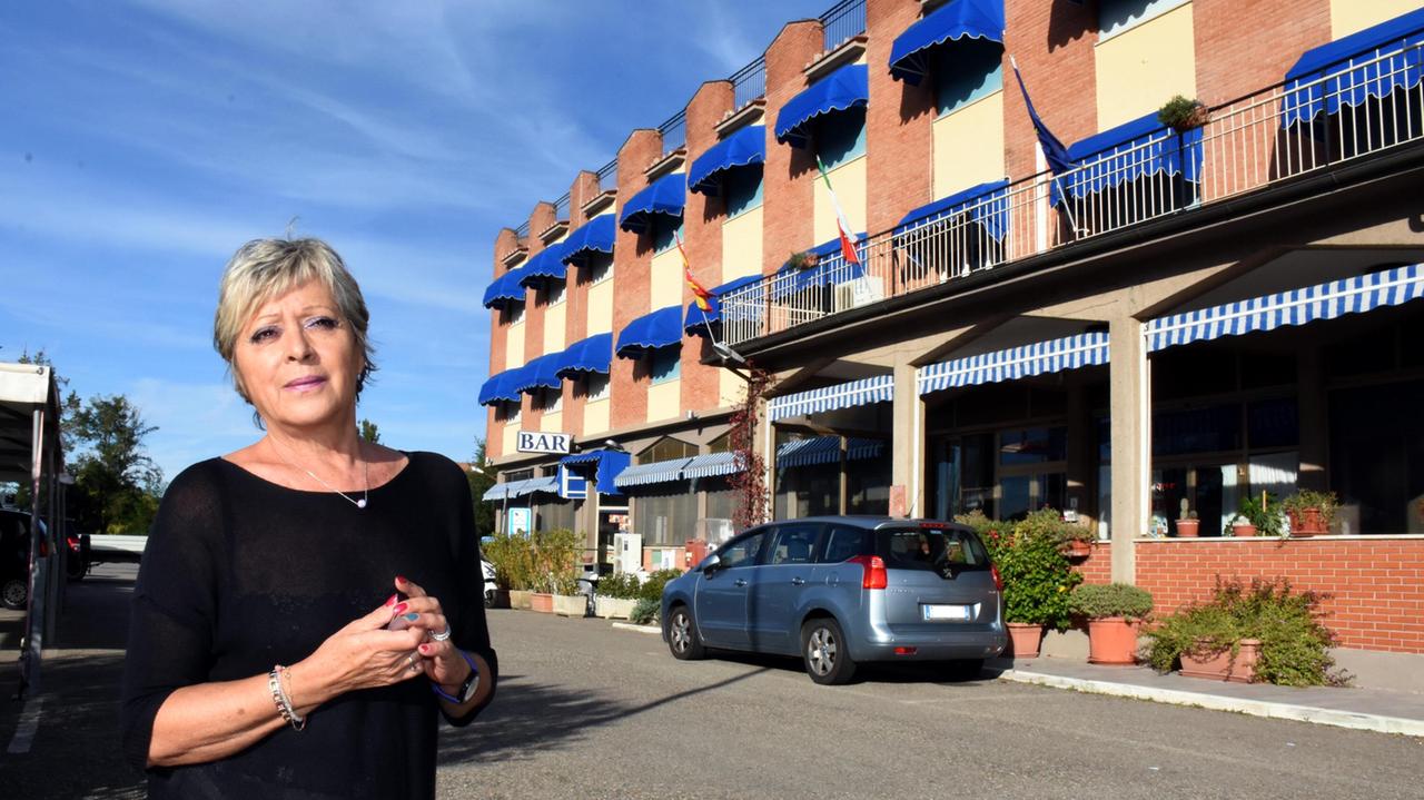 Cara Mannucci davanti al suo albergo La Pace (foto Agenzia Bf)
