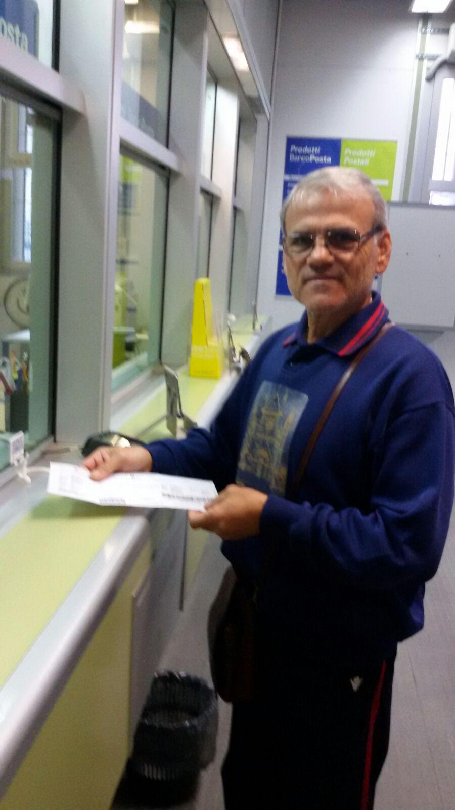 Il consigliere comunale Fulvio Cabiddu, primo cliente dell'ufficio postale riaperto a Cortoghiana