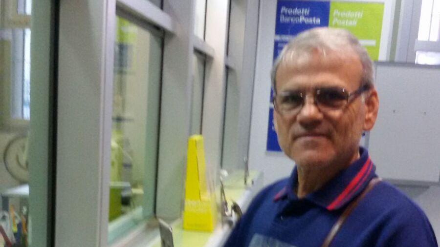 Il consigliere comunale Fulvio Cabiddu, primo cliente dell'ufficio postale riaperto a Cortoghiana