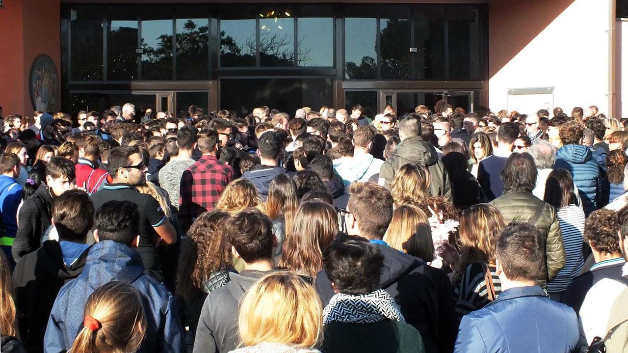Parte degli amici rimasti fuori dalla chiesa (foto Pabar)