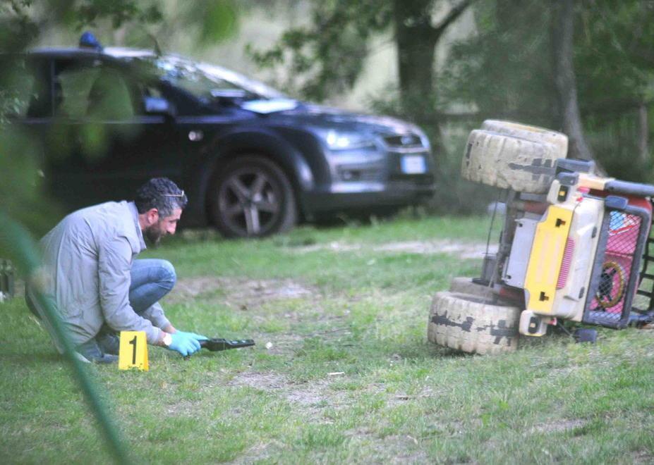 I carabinieri cercano i bossoli sul luogo del ferimento (foto Gori)