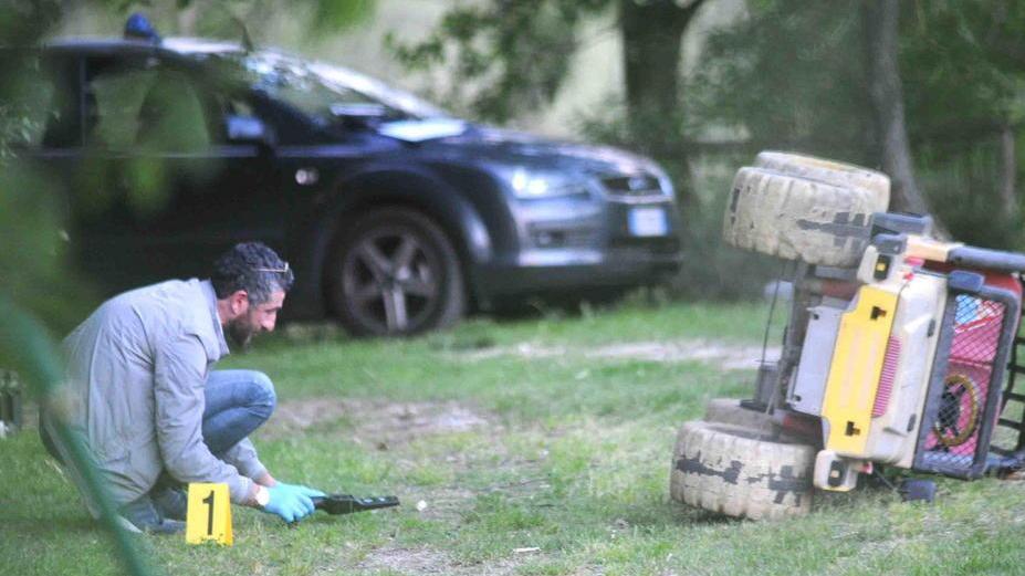 I carabinieri cercano i bossoli sul luogo del ferimento (foto Gori)
