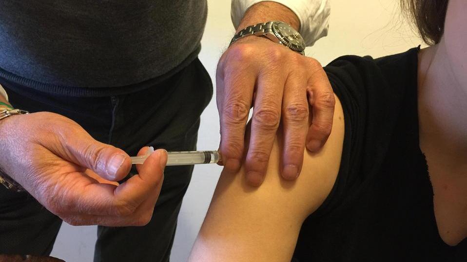 Quasi un mese di attesa per vaccinarsi a Pistoia