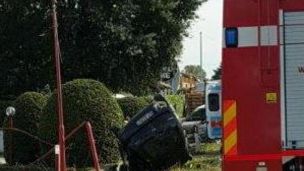 Due fratelli feriti nell’auto