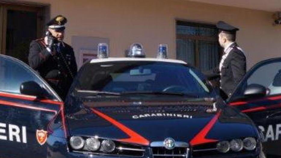Ubriaco, picchia moglie e figlia