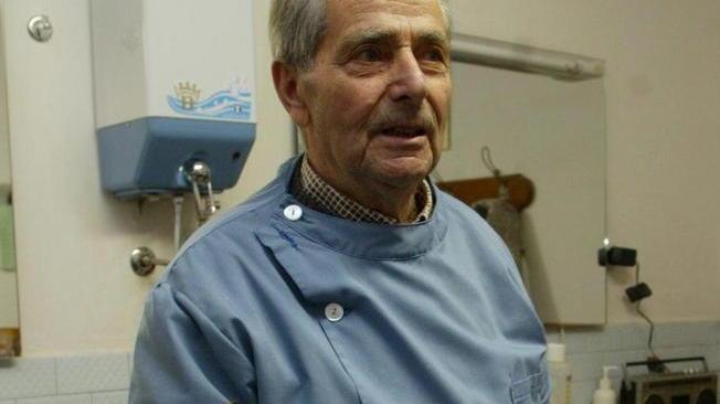 L’addio del paese a Giovanni, storico barbiere