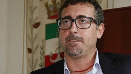 L’ex sindaco si fa avanti «Mi prenda come legale»