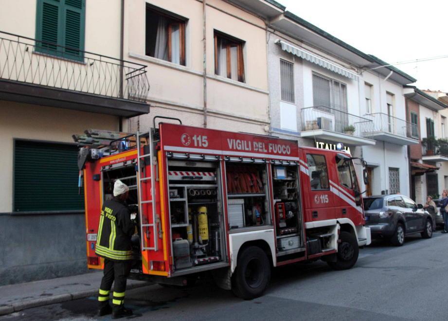 Anziana accende la tv e scoppia rogo