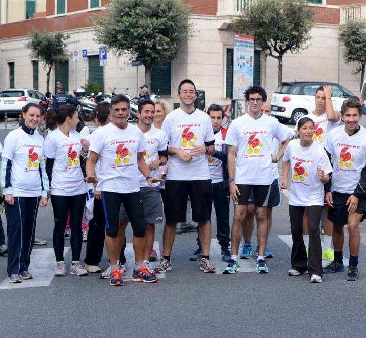 Tanti podisti in centro con Rivellino e Fratres