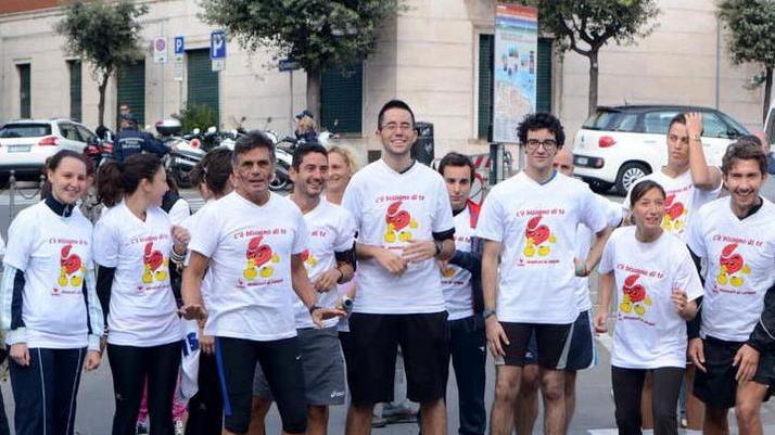 Tanti podisti in centro con Rivellino e Fratres