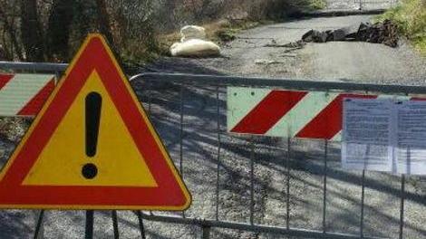 Seggiano, sprofonda la carreggiata