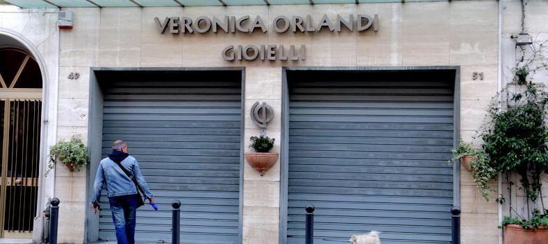 Col bimbo di pochi mesi svaligia la gioielleria 