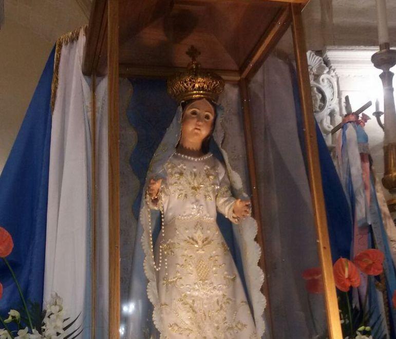I fedeli accorrono a venerare la Madonna di Luogosanto 