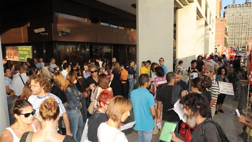 Stipendi, gli insegnanti precari battono il ministero