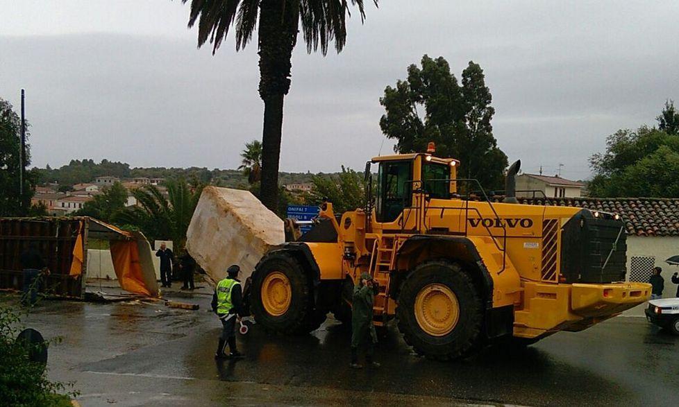 Un blocco di marmo cade da un Tir