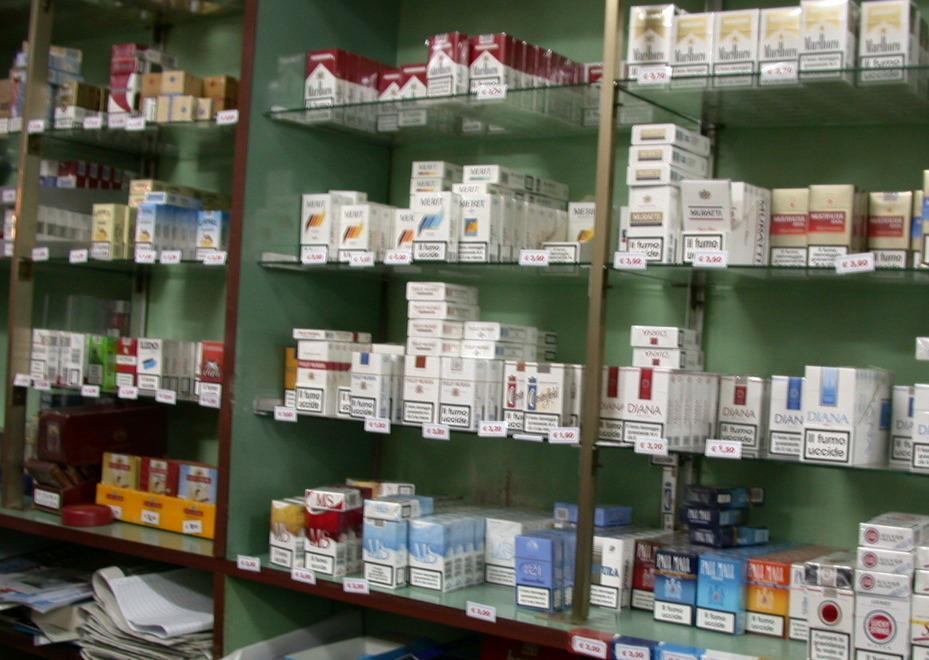 Sigarette ai 14enni: multati due tabaccai 